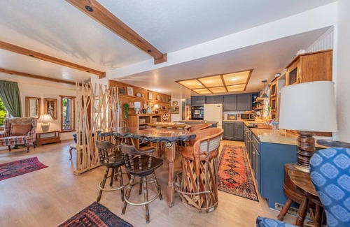 Oakhurst Villa | Queen Anne Villa by Bass Lake, 20 min to Yosemite