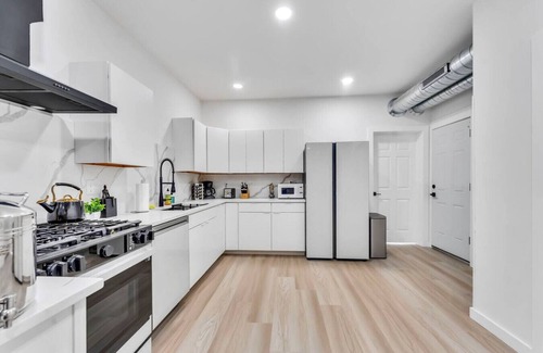 Front Park Apartment | Queen City Flat - Modern Stay