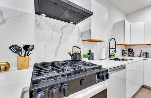 Front Park Apartment | Queen City Flat - Modern Stay