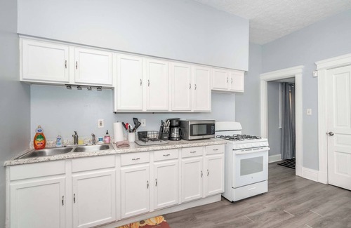 Mount Auburn House | Queen City Suites For 7