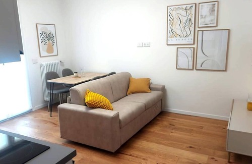 San Donato-San Vitale Apartment | Queen Home Silvia - One Bedroom Apartment, Sleeps 4