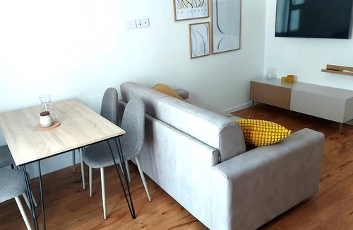 San Donato-San Vitale Apartment | Queen Home Silvia - One Bedroom Apartment, Sleeps 4