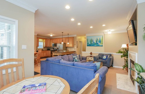 North End Condo | Queen of Wesley, 1st flr, Between Boards/beach & downtown, 6+ Bedrms, Sleeps 18+