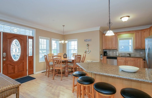 North End Condo | Queen of Wesley, 1st flr, Between Boards/beach & downtown, 6+ Bedrms, Sleeps 18+