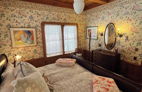 Bayfield Bed & Breakfast | Queen's View B&B- Bill's West, Lake Views, Sauna, Pool, Garden, Bayfield, WI