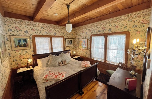 Bayfield Bed & Breakfast | Queen's View B&B- Bill's West, Lake Views, Sauna, Pool, Garden, Bayfield, WI