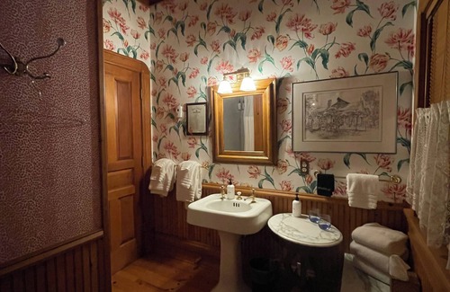 Bayfield Bed & Breakfast | Queen's View B&B- Bill's West, Lake Views, Sauna, Pool, Garden, Bayfield, WI