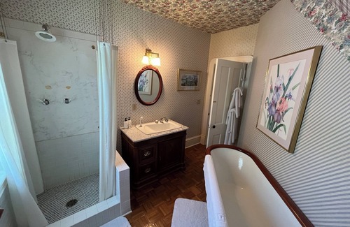Bayfield Bed & Breakfast | Queen's View B&B- Mona's South, Lake Views, Sauna, Pool, Garden, Bayfield, WI