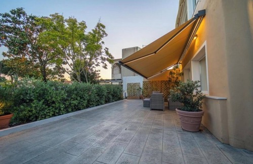 Su Forti House | Queen studio apartment with private kitchen bathroom and washing machine with garden