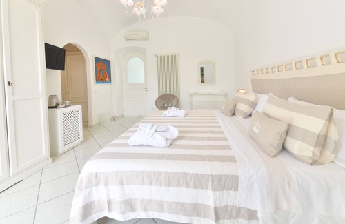 Forio House | Queen Suite
