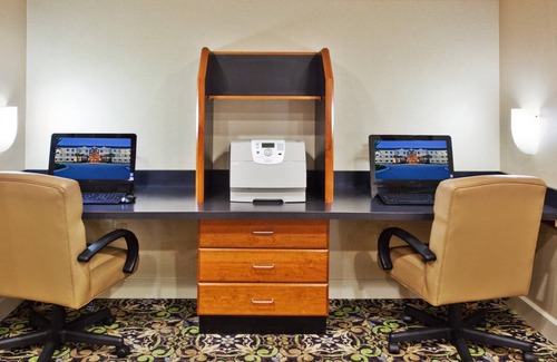 Eden Condo | Queen Suite | Laptop-friendly + FREE Breakfast