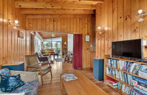 Waikanae House | Queenie - Waikanae Beach Holiday Home