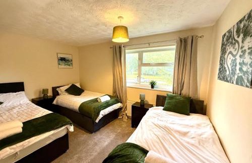 Swindon House | Queens Drive Long Stays Free Parking Sleeps 7