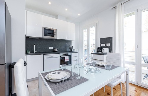 Carabacel Apartment | Quiet 1 Bdr Downtown with Terrace – AC & Parking