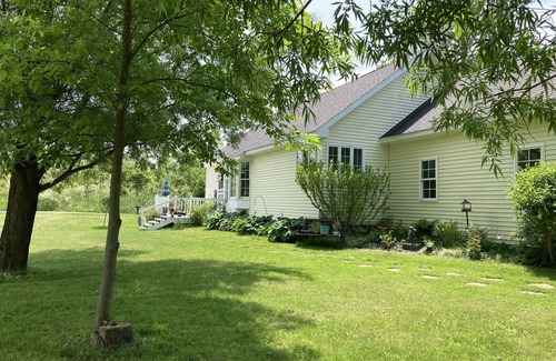 Harbor Beach House | Quiet 2 bd, 1 1/2 bath hideaway, with refreshing lake breezes