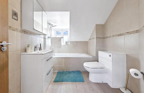 Friern Barnet Apartment | Quiet 2-Bed Flat, Sleeps 5, Free Parking Included