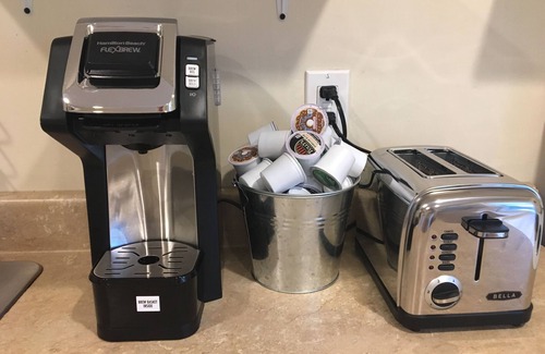 New London Apartment | Quiet 2 bedroom 1 bath 3rd floor apartment close to everything