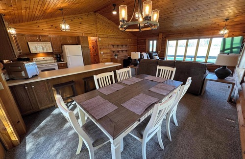 Marshfield House | Quiet 2 Bedroom Country Home - Minutes from Marshfield