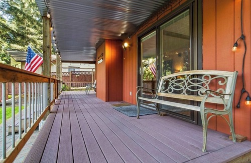 East Olympia House | Quiet 3 bedroom lakefront retreat