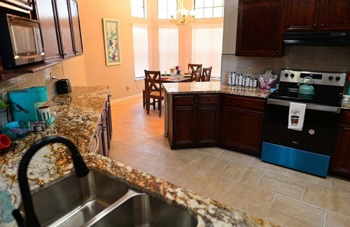 Ventura House | Quiet 3BR Home Near AT&T Center Furnished Mid-Term Stay w/Wi-Fi & W/D