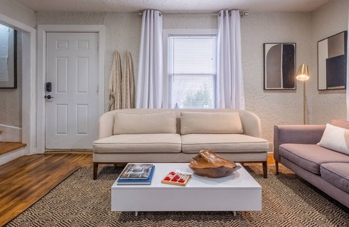 Grandview House | Quiet 4 bedroom house in Grandview 44