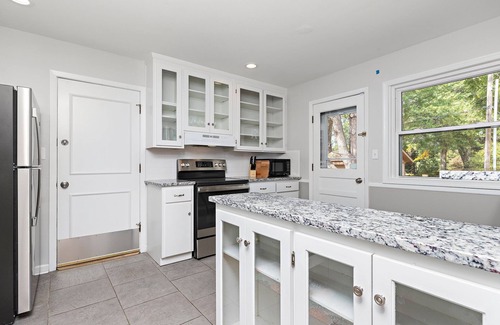 Overland Park House | Quiet 5BR Gem- wKings! 30min to KC Stadium - Stroll to Shopping/Dining