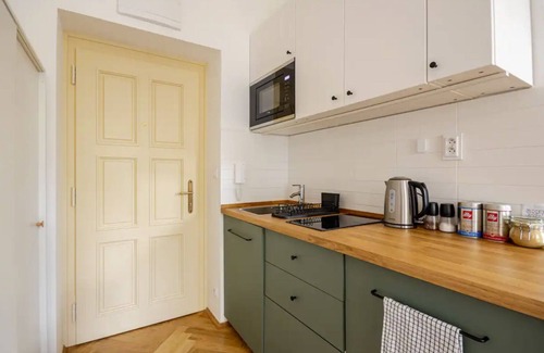 Dejvice Apartment | Quiet and chic Studio w/AC - 10 min to the centre
