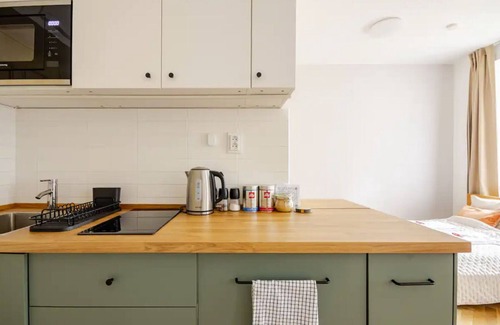 Dejvice Apartment | Quiet and chic Studio w/AC - 10 min to the centre