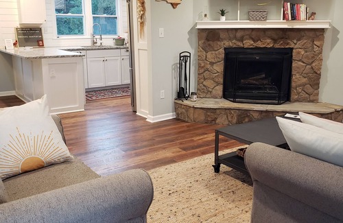 Barium Springs Cottage | Quiet and cozy cottage hidden on the banks of Lake Norman