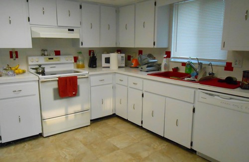 Regency Park House | Quiet and private screened in pool home 2br/2 bath, hot tub - fully equipped