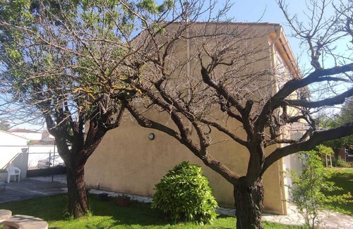 Teyran Apartment | Quiet apartment with separate bedroom overlooking wooded garden!
