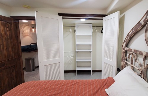 Carbondale Apartment | Quiet basement apartment 5 min from downtown Carbondale.