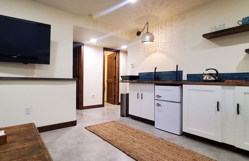 Carbondale Apartment | Quiet basement apartment 5 min from downtown Carbondale.