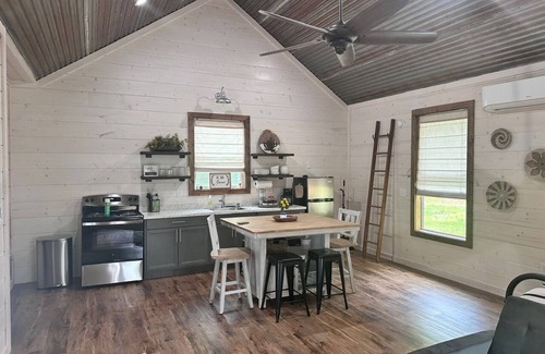 De Queen Cabin | Quiet cabin down by the Little River.