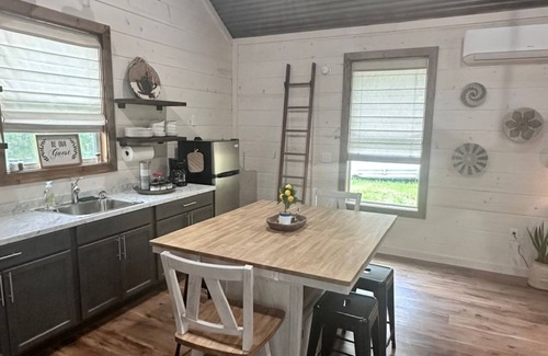 De Queen Cabin | Quiet cabin down by the Little River.
