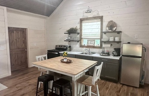 De Queen Cabin | Quiet cabin down by the Little River.