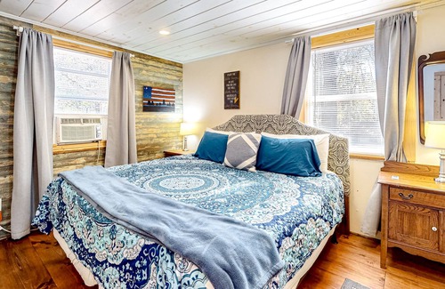 Lakemont Cabin | Quiet cabin near Lake Rabun with vaulted ceilings, firepit, and washer/dryer