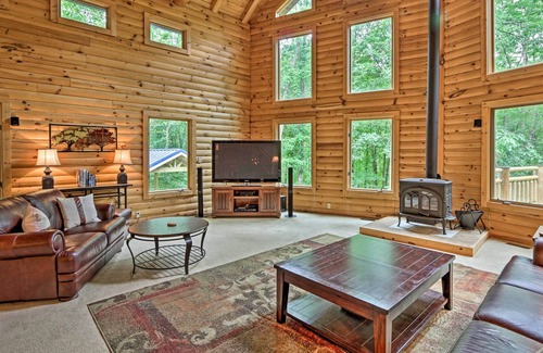 Carbon Hill Cabin | Quiet Cabin w/ Hot Tub ~ 15 Mi to State Parks!