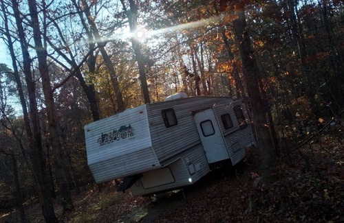 Wake Forest House | Quiet camper Wooded space Small creek Extra cruelty free & vegan avail Enjoy!
