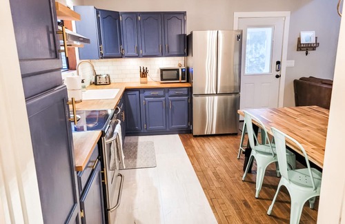 Linn Creek House | quiet & clean lakefront, private dock & HOT TUB