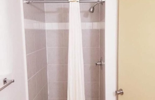 Williams House | Quiet, Comfortable Unit in Williams! Free Continental Breakfast & Parking