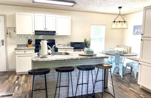Milledgeville House | Quiet Cove 4 Bedroom Lake Retreat, Large Dock & Fire Pit 🎣⛵️☀️