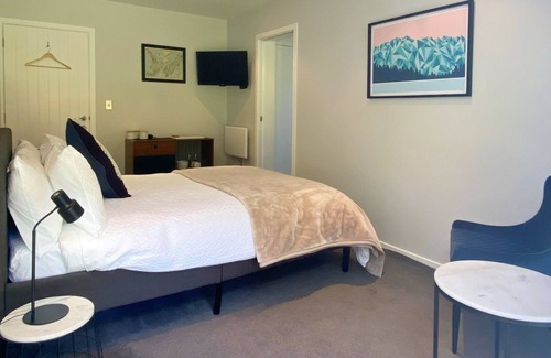 Lake Hayes House | Quiet Escape with Garden View
