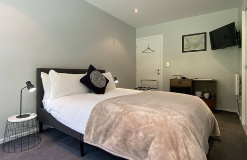 Lake Hayes House | Quiet Escape with Garden View