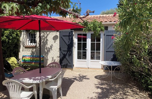 Ceyreste House | Quiet, family-run gîte with shared pool Ceyreste/la Ciotat 10 minutes from Cassis