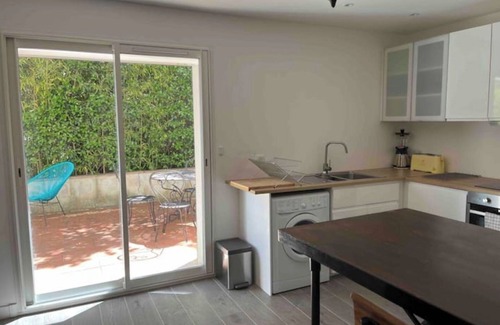 Le Mourillon Apartment | Quiet garden level 5 minutes from the beaches