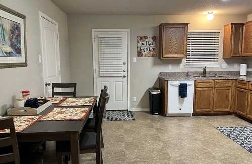 Temple House | Quiet home w/King bed, Work Area, Pack n Play & Pet Friendly