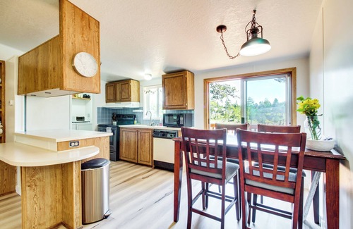 Florence Cottage | Quiet Lakefront Retreat < 2 Mi to Heceta Beach!