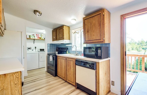Florence Cottage | Quiet Lakefront Retreat < 2 Mi to Heceta Beach!