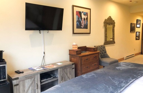 Mountain Village Hotel | Quiet Lock-Off Hotel Room With King Bed, Great Amenities